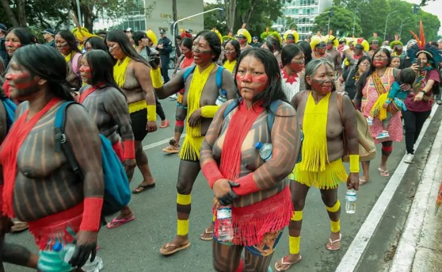 Indígenas marcham em Brasília contra marco temporal