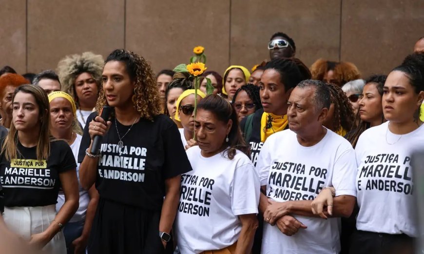 Em ato, familiares de Marielle e Anderson são recebidos com girassóis