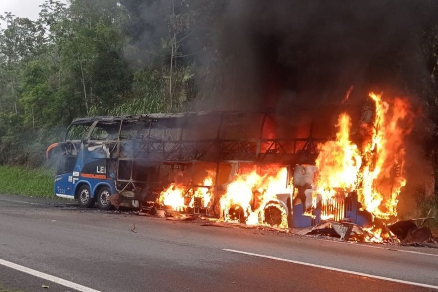 Passageiro se tranca no banheiro e ateia fogo em ônibus com 40 pessoas; VEJA