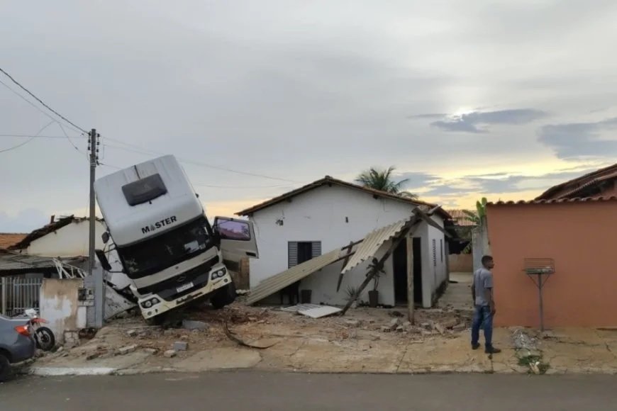 Caminhão desgovernado invade casa e deixa dois feridos